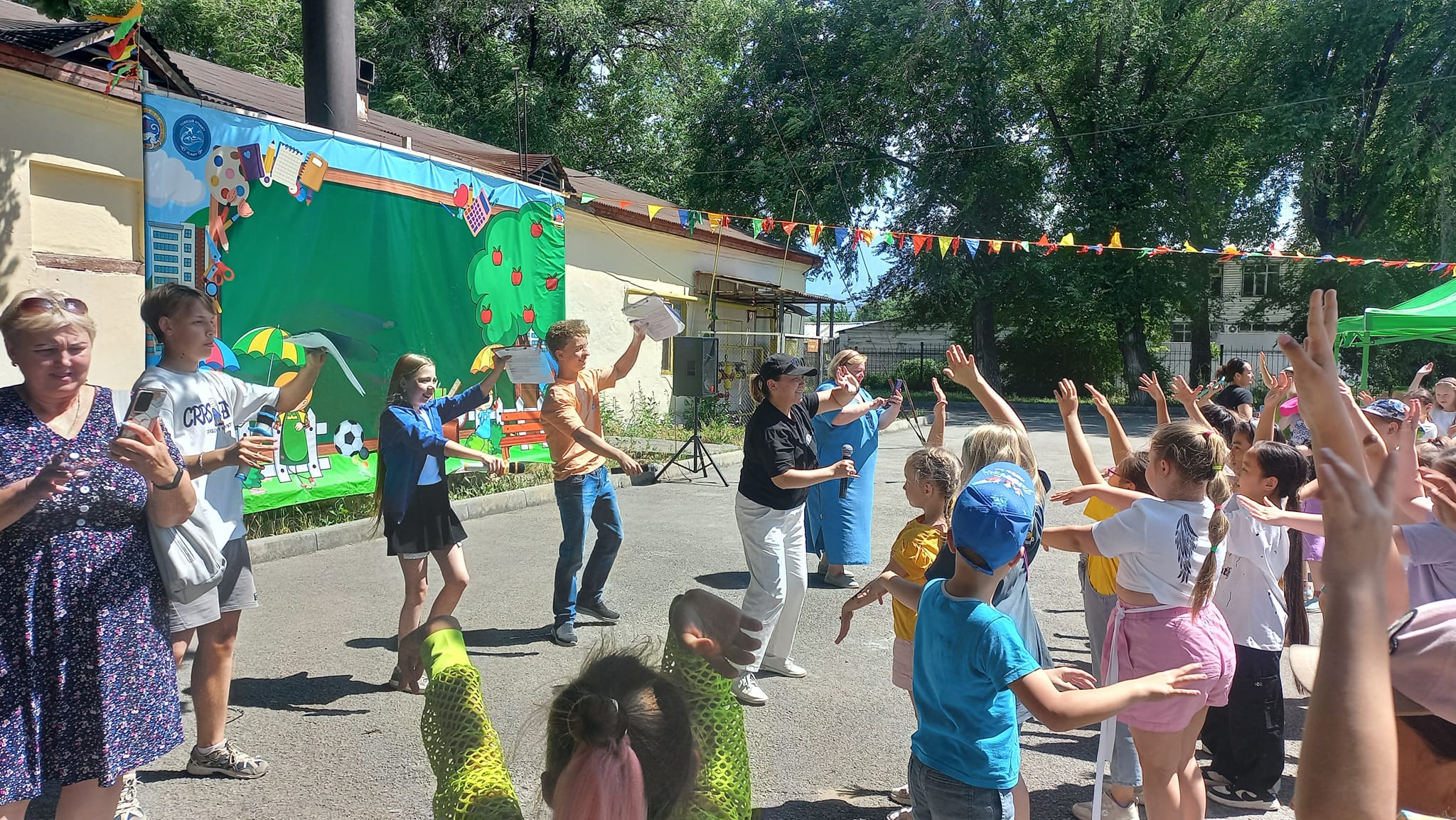 Балдәурен жазғы лагерінің  соңғы күні "Арман" кинотеатрында. Летний лагерь Балдәурен провел последний день в кинотеатре Арман