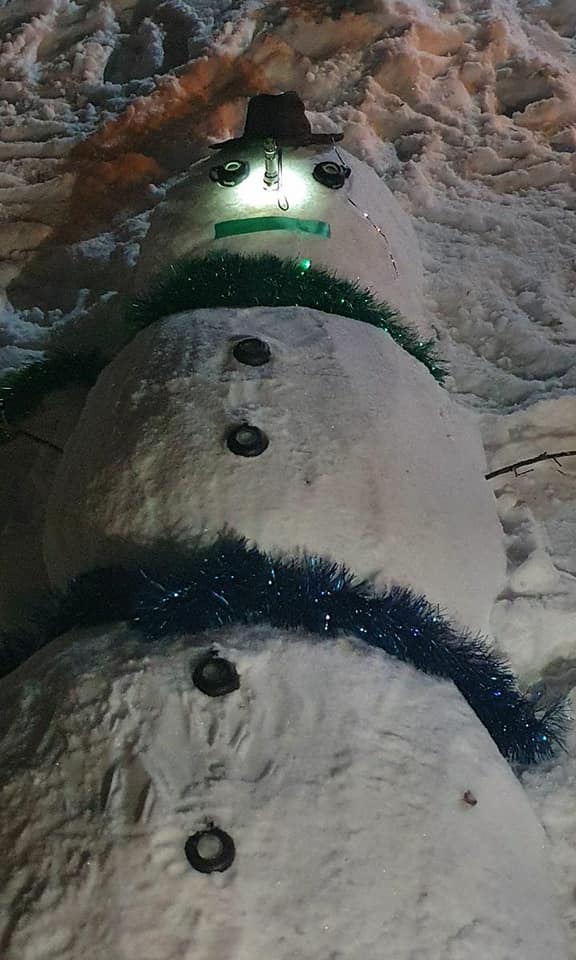 Біздің бірінші сынып оқушылары өз қолдарымен аққала қалады. Олар керемет жұмыс жасады!Наши первоклассники своими руками слепили снеговиков. У вас отлично получилось!