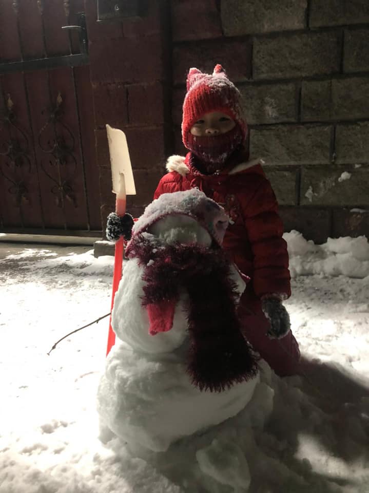 Біздің бірінші сынып оқушылары өз қолдарымен аққала қалады. Олар керемет жұмыс жасады!Наши первоклассники своими руками слепили снеговиков. У вас отлично получилось!