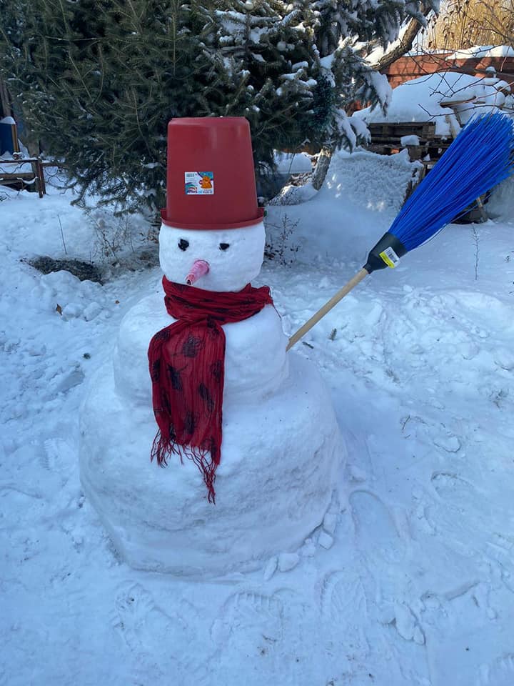 Біздің бірінші сынып оқушылары өз қолдарымен аққала қалады. Олар керемет жұмыс жасады!Наши первоклассники своими руками слепили снеговиков. У вас отлично получилось!