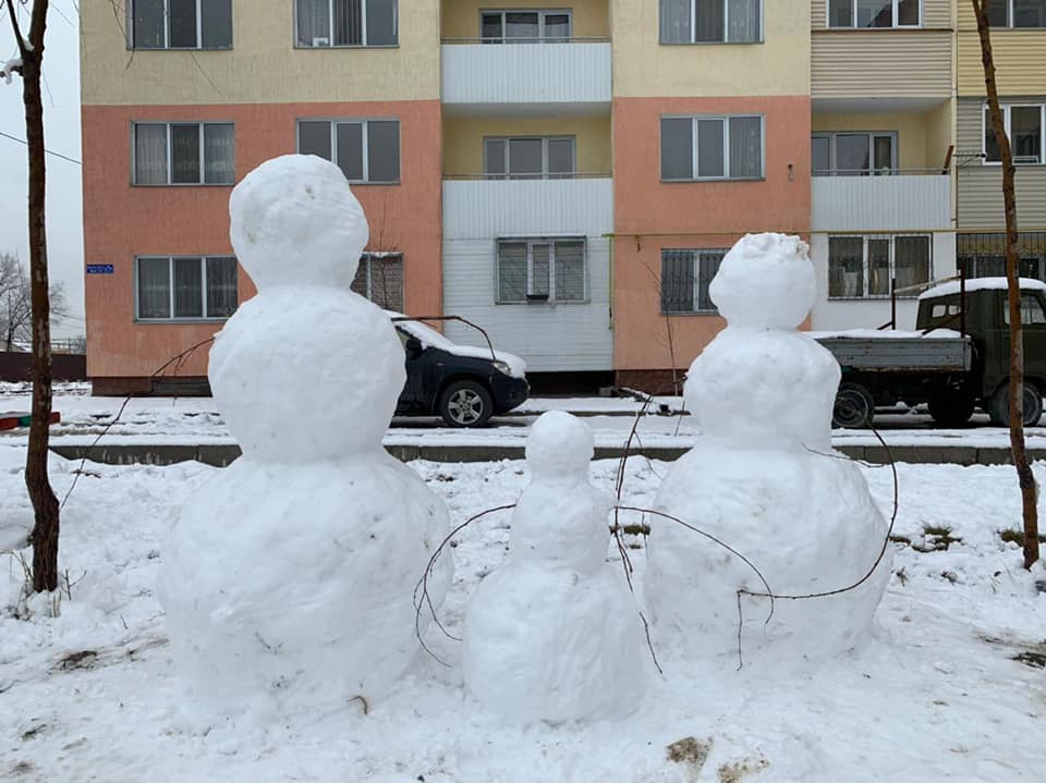Біздің бірінші сынып оқушылары өз қолдарымен аққала қалады. Олар керемет жұмыс жасады!Наши первоклассники своими руками слепили снеговиков. У вас отлично получилось!