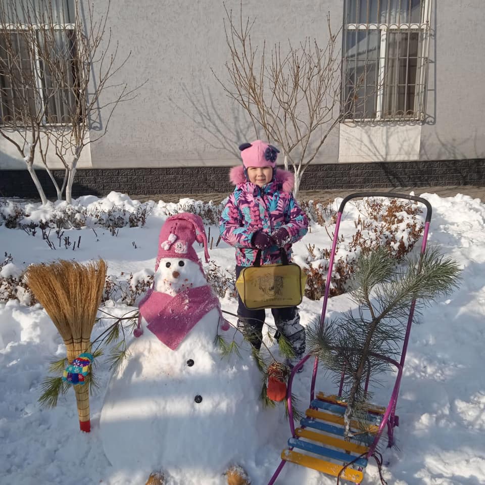 Біздің бірінші сынып оқушылары өз қолдарымен аққала қалады. Олар керемет жұмыс жасады!Наши первоклассники своими руками слепили снеговиков. У вас отлично получилось!
