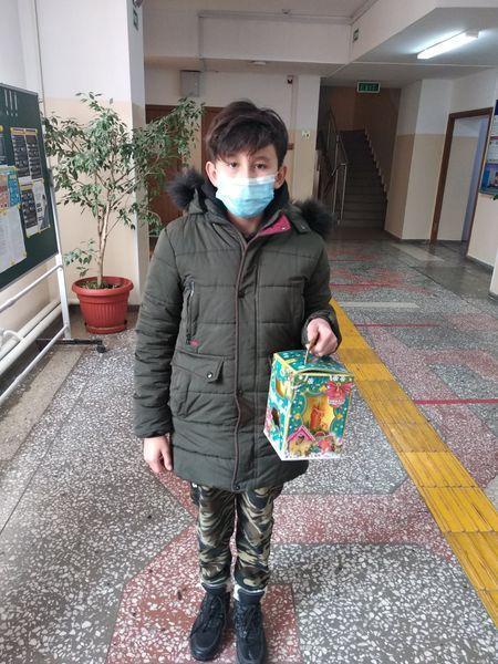 29.12.2020 жылы аз қамтылған отбасылардан және жетім балалар арасынан оқушылар әкімнен жаңа жылдық сыйлықтар алды!29.12.2020 года учащиеся из малообеспеченных семей и из числа детей-сирот получили новогодние подарки от Акима!