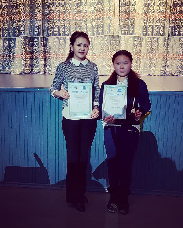 Біздің балалар көп тырысты және алғыс хаттар алды. Наши детки очень постарались и получили благодарственные письма.