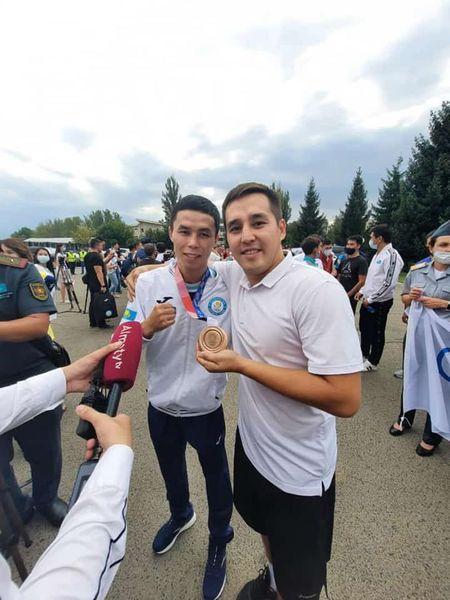 Олимпиада чемпиондарының кездесуі! Кездесу делегациясының ішінде 17 мектептің дене шынықтыру пәнінің мұғалімі Бекешов М.И. Встреча Олимпийских чемпионов! В числе встречающей делегации учитель физической культуры школы 17 Бекешов М.И.