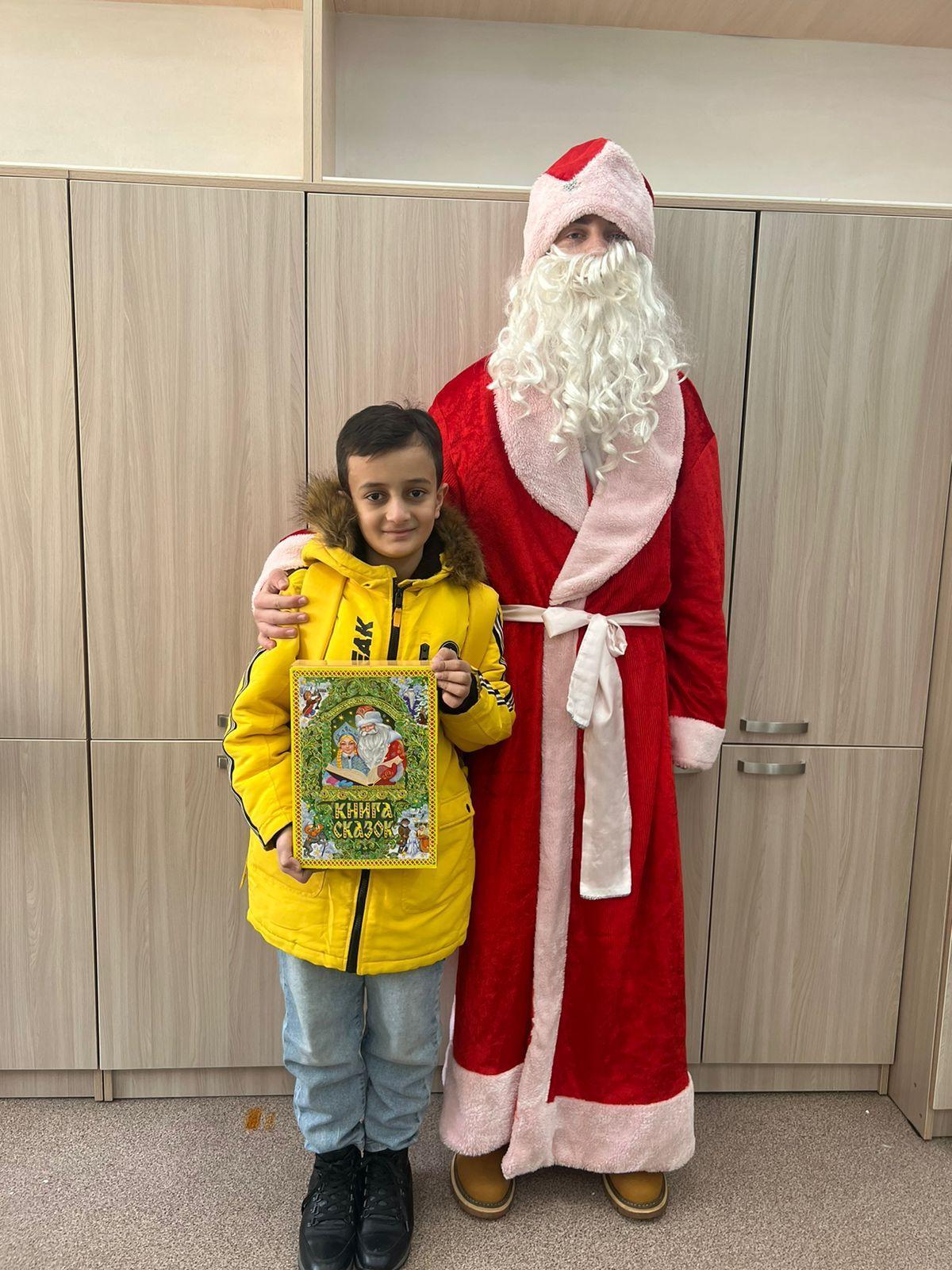 "Solution Priority" ЖШС демеушілерінің есебінен жаңа жылға тәтті сыйлықтар. Cладкие подарки на Новый год за счет спонсоров ТОО " Solution Priority"