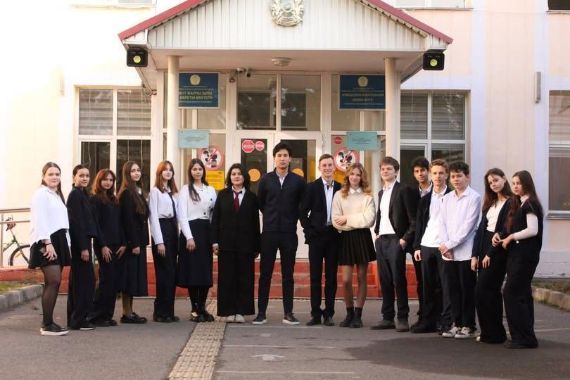 Мектеп радиосы іске қосылды...  Запустили школьное радио...