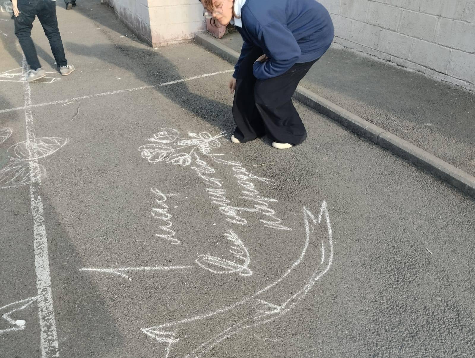 1 мамыр мен Ұлы Жеңістің 80 жылдығына арналған тақырыптық сабақ , асфальттағы сурет. Тематическое занятие , рисунок на асфальте, приуроченное 1 мая и 80-ти летию Великой Победы.