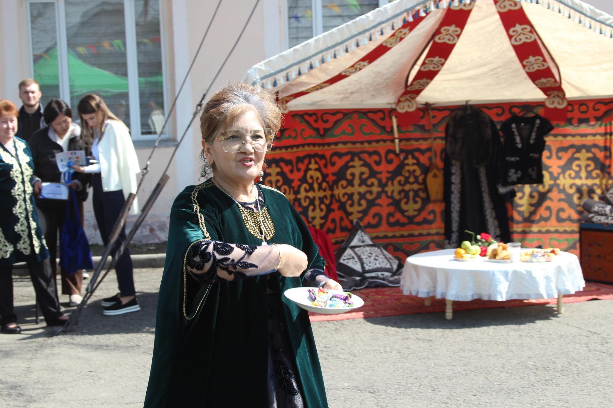 Мектеп Наурызды тойлауда! Школа празднует Наурыз!