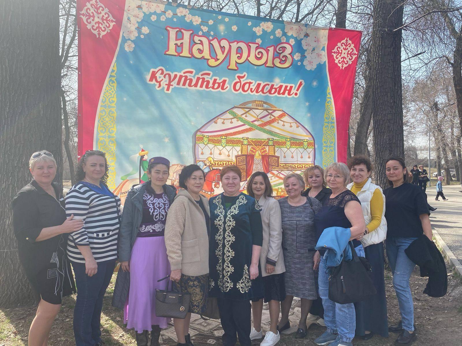 Мұғалімдер Сейфулина саябағындағы Наурыз мерекесіне де қатысты. Учителя также приняли участие в празднике Наурыз в парке Сейфулина