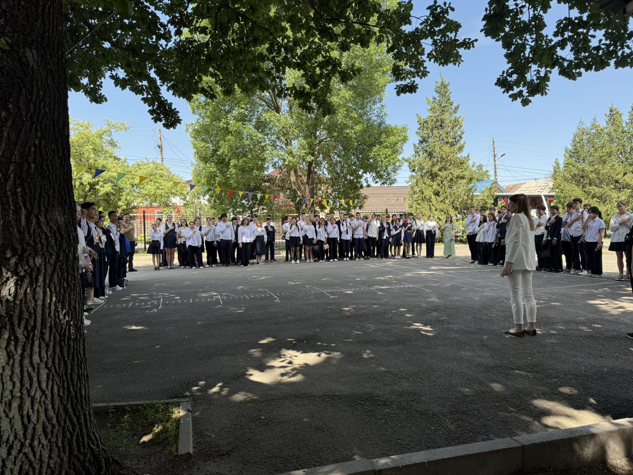9-сынып емтихандарын өткізу. Әр емтихан алдында әнұранды орындау. Проведение экзаменов 9-ых классов. Исполнение гимна перед каждым экзаменом.