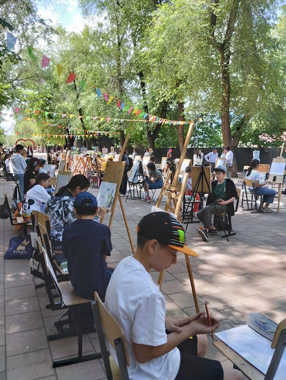 29 мая в рамках декады "Қазақстан балалары" день "Балалардың қауіпсіздігі - басты назарда"  "Спасатели и пожарные глазами детей". Ученица школы, Шиман Екатерина участвовала в конкурсе рисунков