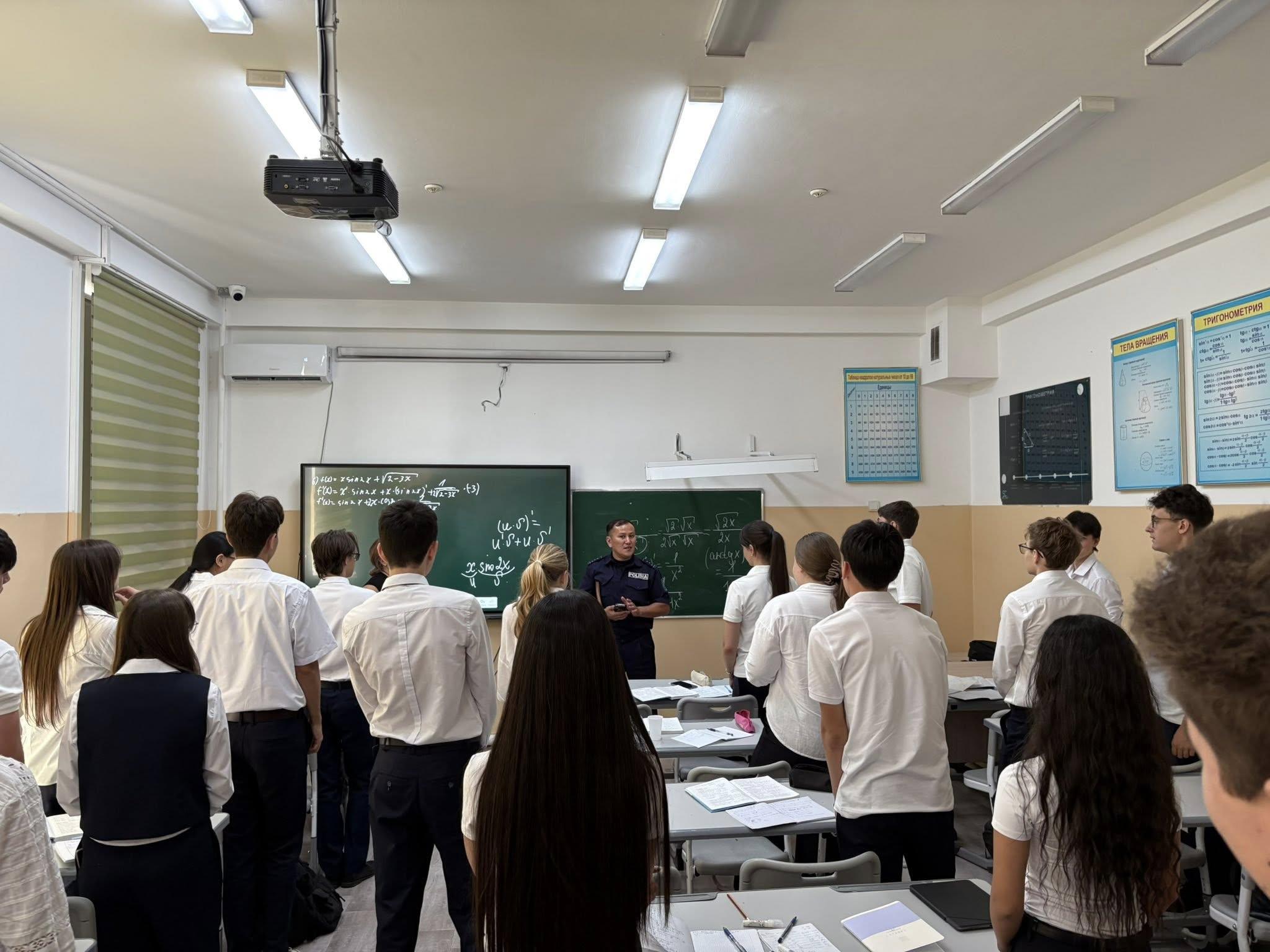 К.С. Калбасов 8-11 сынып оқушыларымен қылмыстық іс-әрекет, жауапкершілік және жол жарақаты туралы дәріс Калбасов К. С. провел лекцию с учащимися 8-11 классов об уголовной деятельности, ответственности и дорожном травматизме..