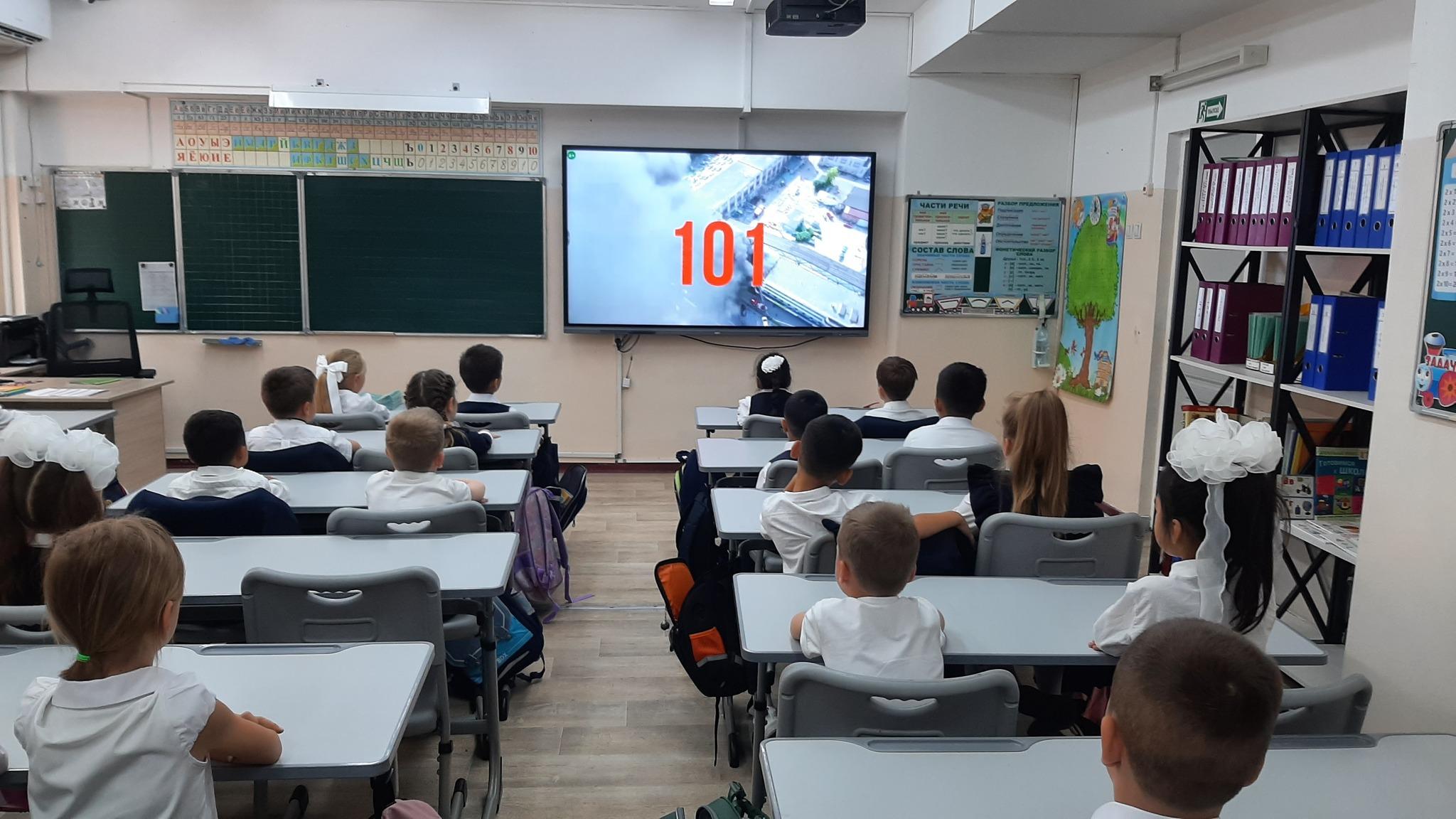 Бүгін "1.Төтенше жағдайлар қызметі. 2. Жол қозғалысы ережесі. 3. Алматы-таза қала. тақыптарында сынып сағаты өткізілді.Сегодня "1.Аварийная служба. 2. Правила дорожного движения. 3. Алматы-чистый город" был проведен классный час.