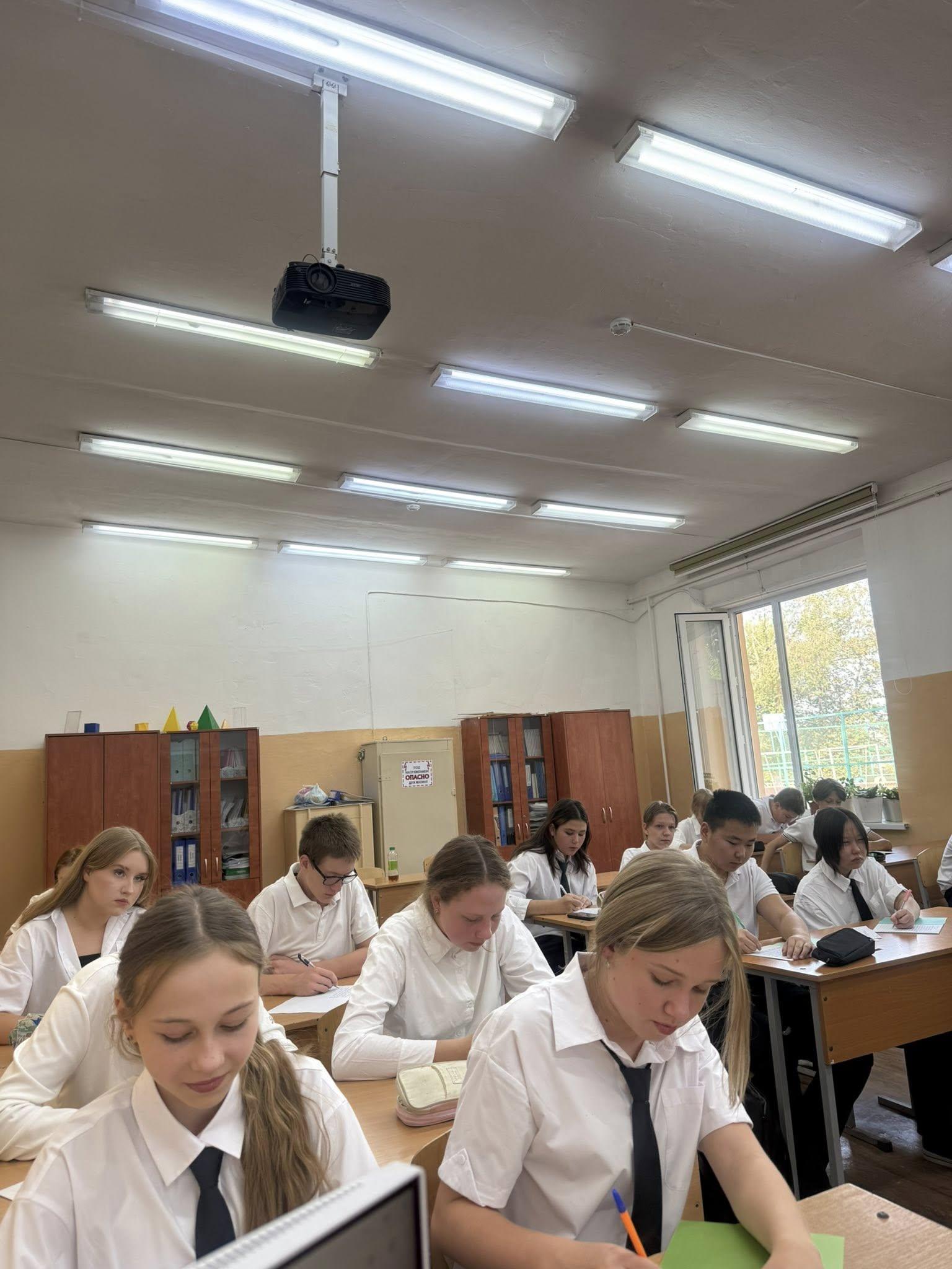 15.09.25 бірнеше бағыттар бойынша сынып сағаты өткізді.  15.09.25 провела классный час по нескольким направлениям.