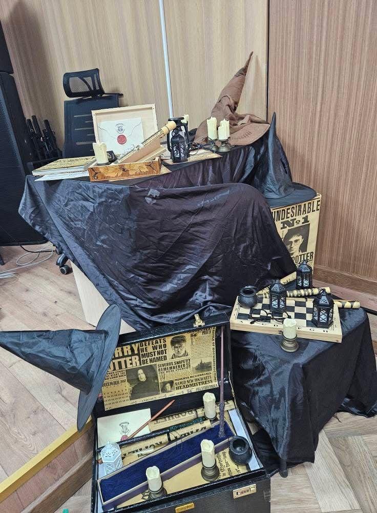 Ағылшын тілі сабағында мектеп театрының Гарри Поттер қойылымы. Спектакль о Гарри Поттере школьного театра на уроке английского языка.