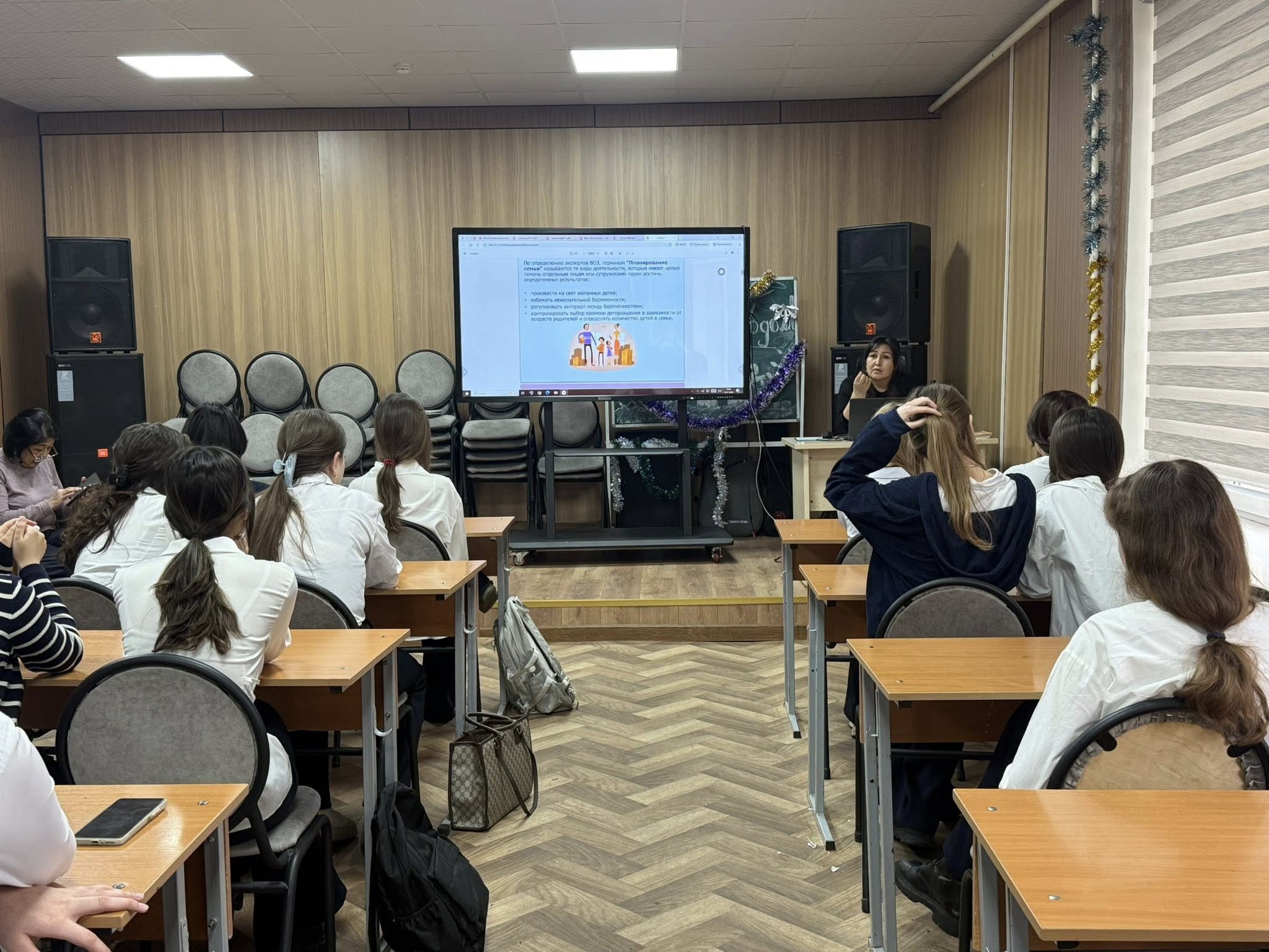 8 сынып қыздары арасында "әйелдер денсаулығы" дәрісі. Лекция "женское здоровье" среди девочек 8 класса