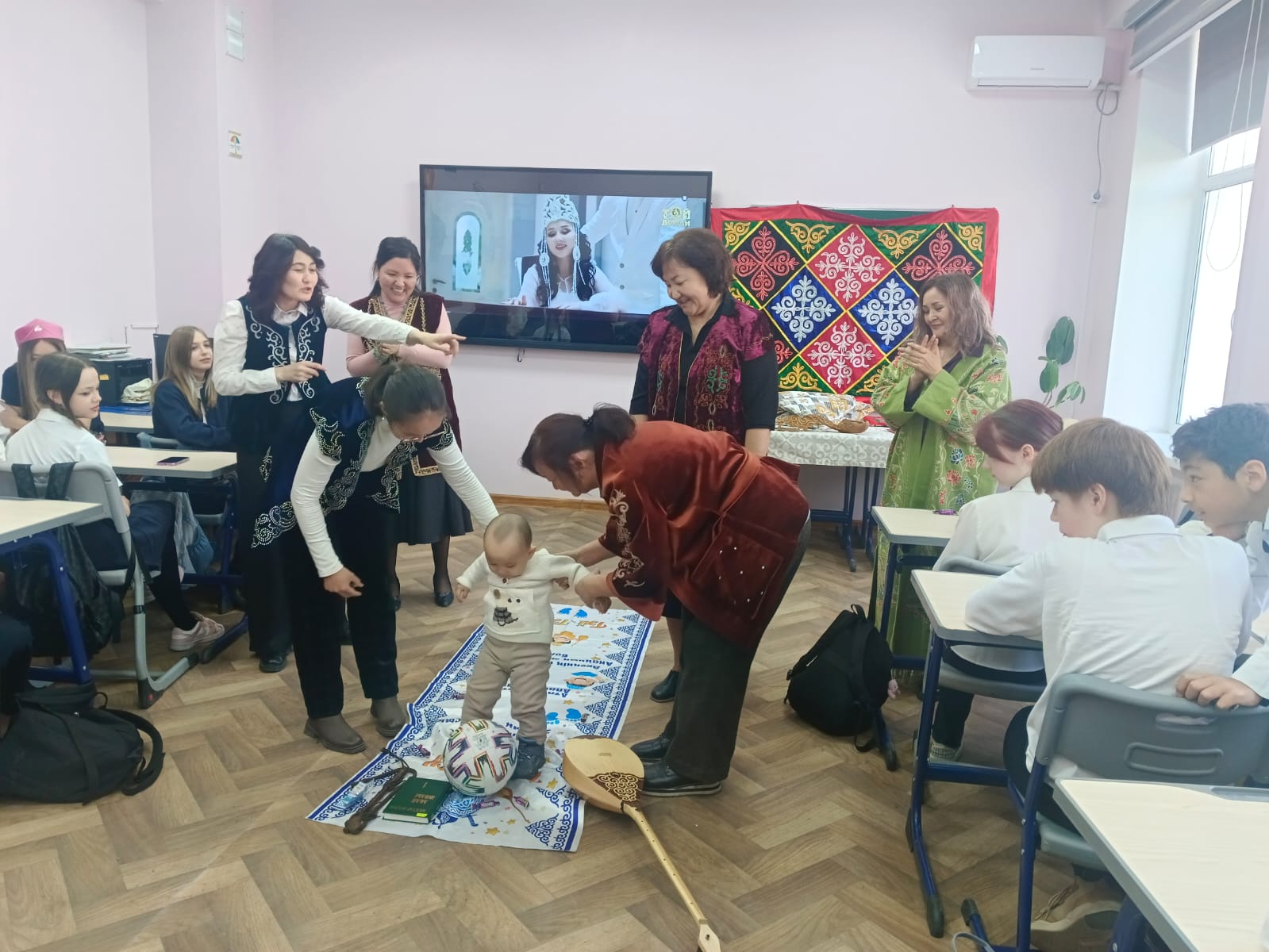 "Тұсау кесу" дәстүрі. Традиция «Тұсау кесу».
