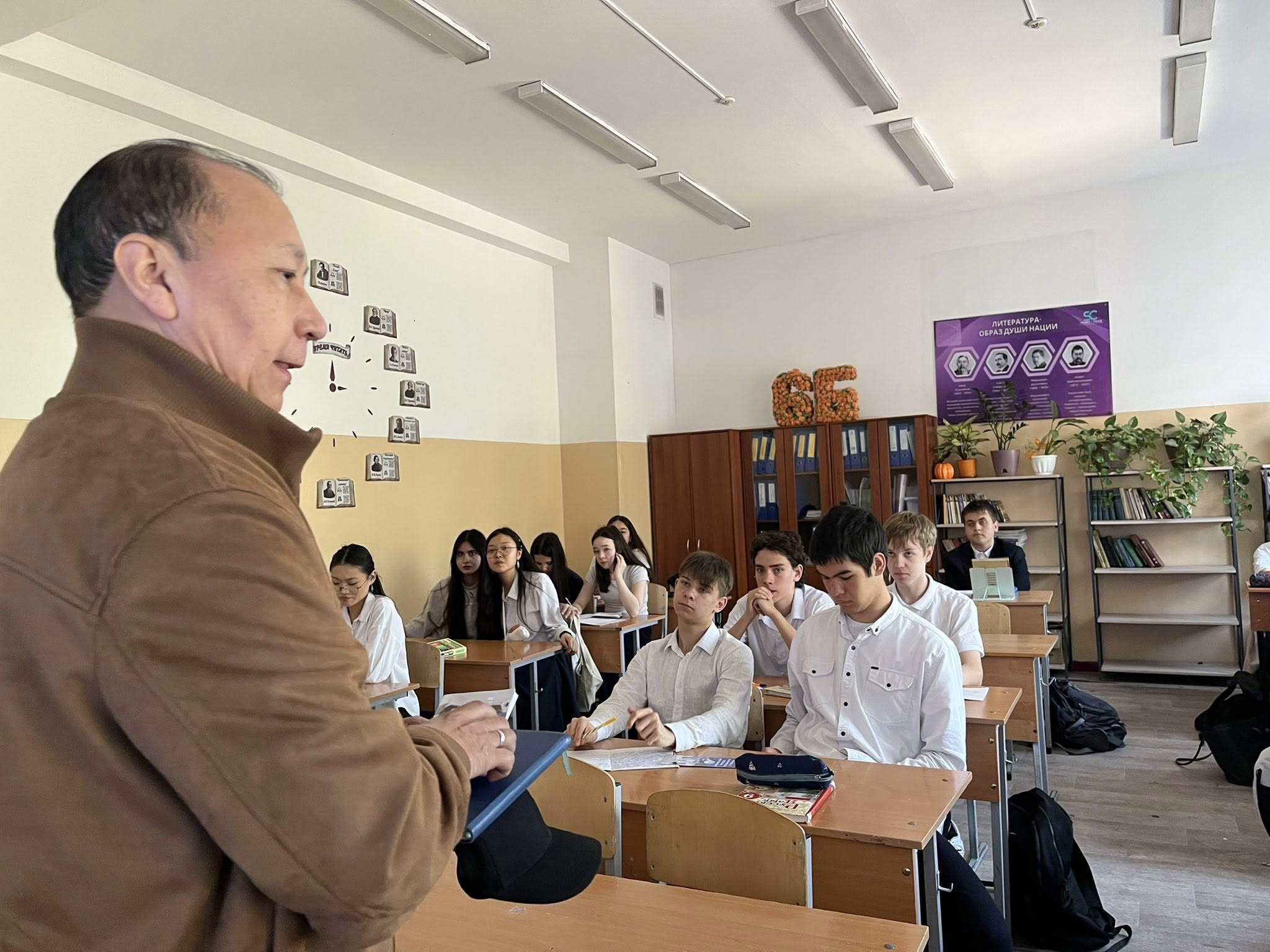 Алматы Менеджмент және сервис колледжінің (АКМиС)өкілімен кездесу. Встреча с представителем Алматинского колледжа менеджмента и сервиса (АКМиС)