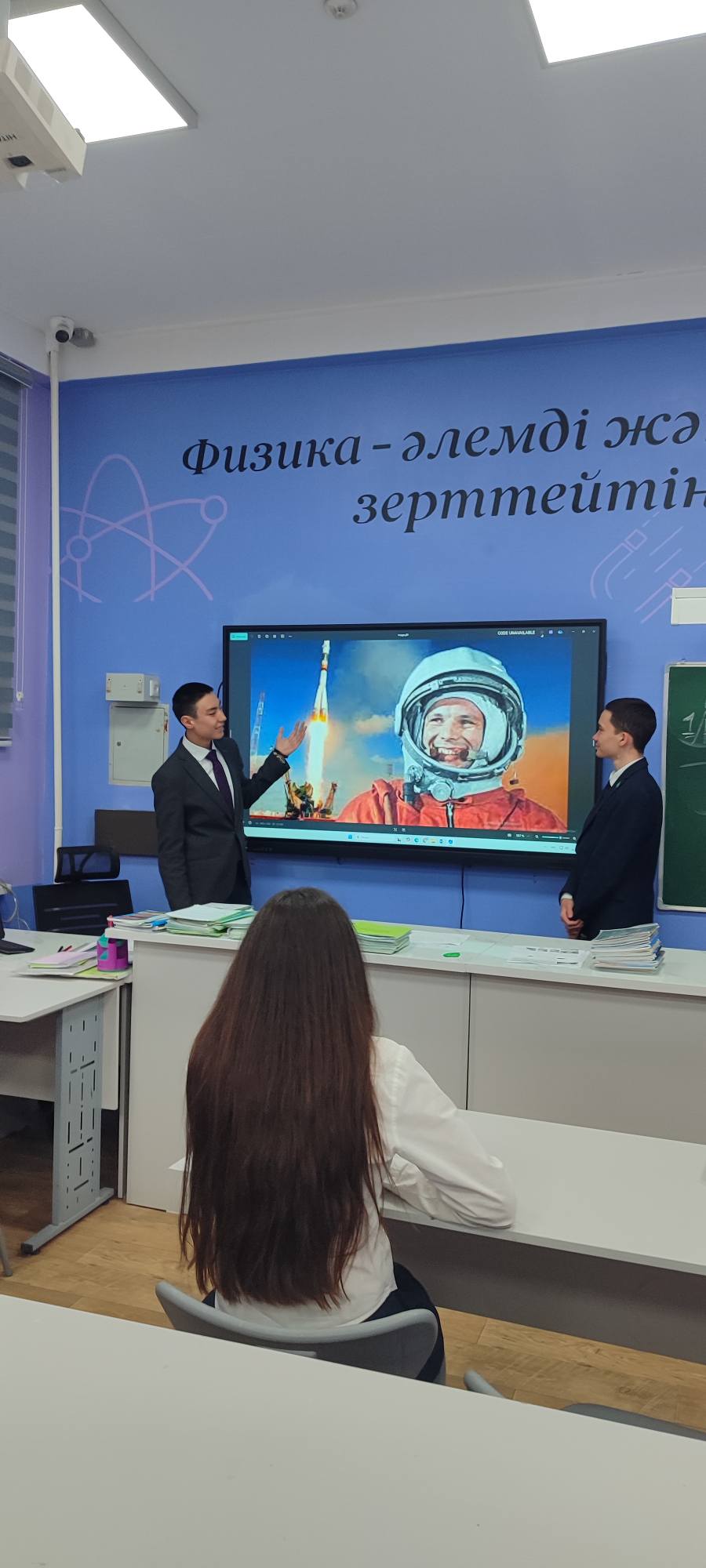 8в сынып оқушылары "Космонавтика күнін"атап өтті! Ученики 8В класса отметили " День Космонавтики"!